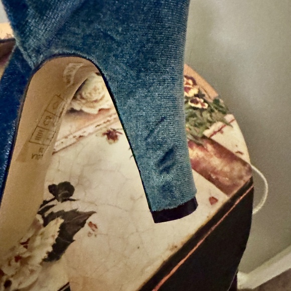 Chelsea Crew Lola Blue Velvet shoes  size 8 1/2 - Picture 3 of 9